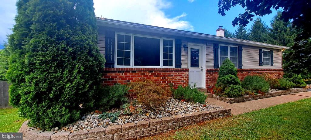 Bates Dr, Chalfont, PA 18914