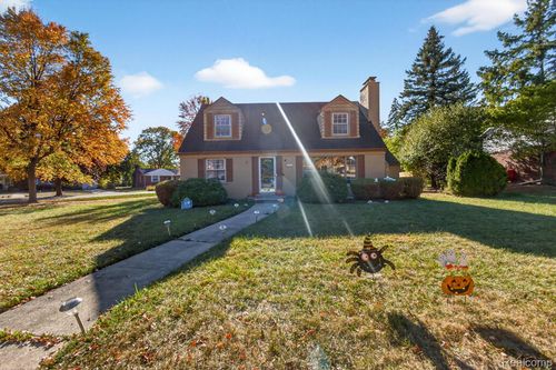 28025 Sunset Blvd W, Lathrup Village, MI, 48076-7016 | Card Image