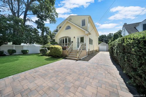 76 Balcom Rd, Farmingdale, NY, 11735-2304 | Card Image