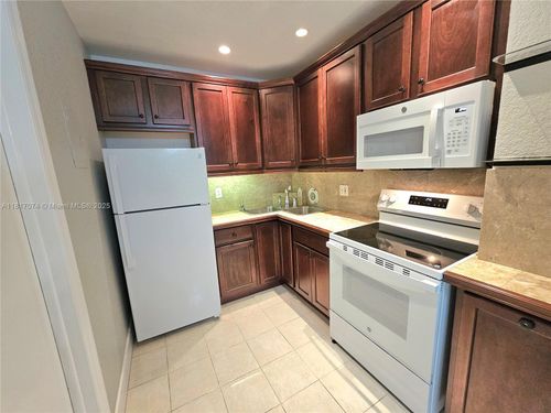 apt-204b-2424 Se 17th St, Fort Lauderdale, FL, 33316-3115 | Card Image