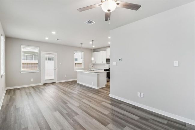587 Avisa Dr, House other with 3 bedrooms, 3 bathrooms and 2 parking in Kemah TX | Image 5