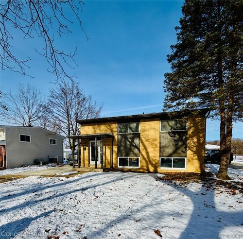 23556 Candace Dr, Rockwood, MI, 48173-1224 | Card Image