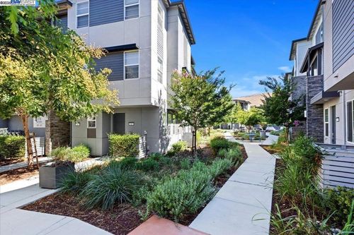389 Line St, Hayward, CA, 94544-7775 | Card Image