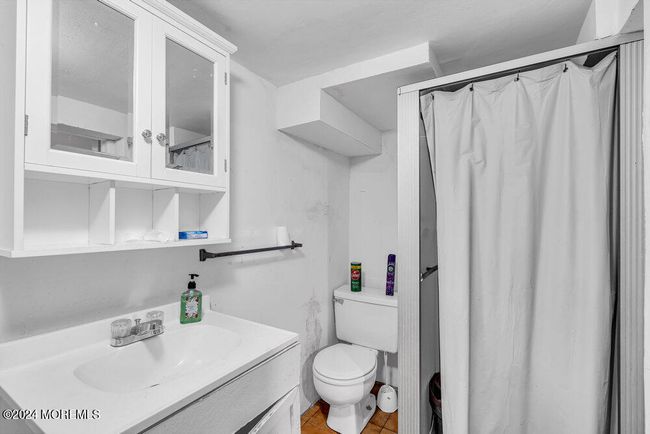 662 Avenue E, Home with 5 bedrooms, 3 bathrooms and null parking in Bayonne NJ | Image 22