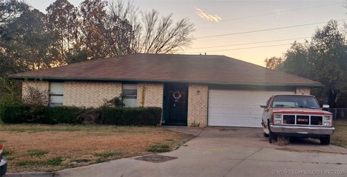 204 E Marshall Ct, Tulsa, OK, 74106-4700 | Card Image