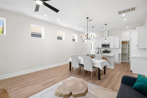 921 E 38th St, Houston, TX, 77022-4711 | Card Image