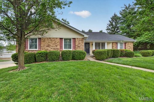 1331 Parkview Valley Dr, Ballwin, MO, 63011-4258 | Card Image