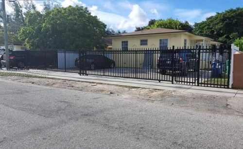 2729 Nw 47th St, Miami, FL, 33142-3519 | Card Image