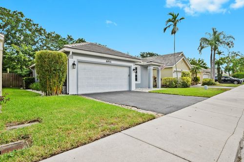 8951 Lake Park Cir N, Davie, FL, 33328-7012 | Card Image