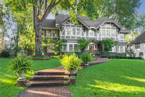 1227 Huntington Rd, Kansas City, MO, 64113-1347 | Card Image