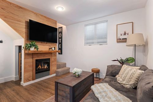 adu-825 W Pedregosa St, Santa Barbara, CA, 93101-4634 | Card Image