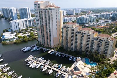 718 - 3330 Ne 190th St, Condo with 3 bedrooms, 3 bathrooms and null parking in Aventura FL | Image 3