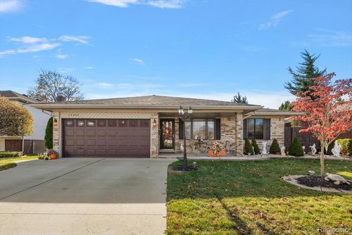 13304 Canterbury Dr, Sterling Heights, MI, 48312-3304 | Card Image