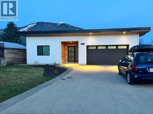 702 Center St, Revelstoke, BC, V0E | Card Image