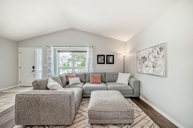 207 Deerview Way Se, Townhouse with 3 bedrooms, 2 bathrooms and 1 parking in Calgary AB | Image 13