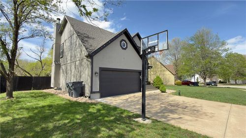 1397 Brentwood Dr, Olathe, KS, 66062-5732 | Card Image