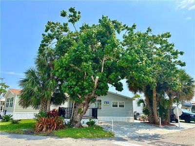 205 Nettles Boulevard, House other with 2 bedrooms, 1 bathrooms and 2 parking in Jensen Beach FL | Image 2