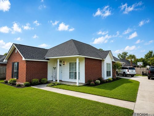 1221 E Worthey St, Gonzales, LA, 70737 | Card Image