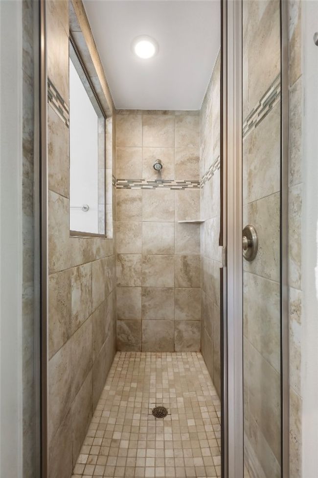 Oversized walk in shower | Image 27