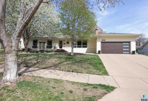 808 E 35th St Street, Sioux Falls, SD, 57105 | Card Image