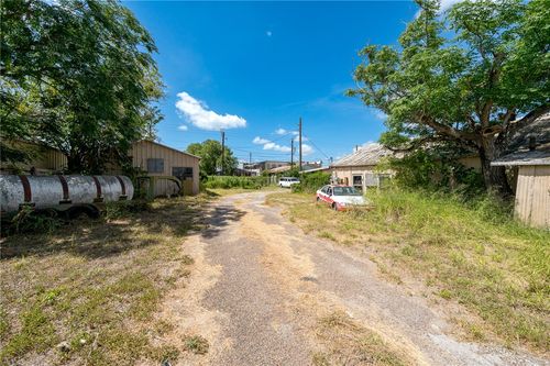 214 E Market St, Sinton, TX, 78387-2641 | Card Image