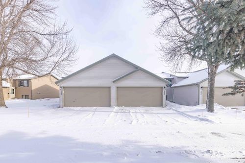 2832 32nd St S, Moorhead, MN, 56560-5402 | Card Image
