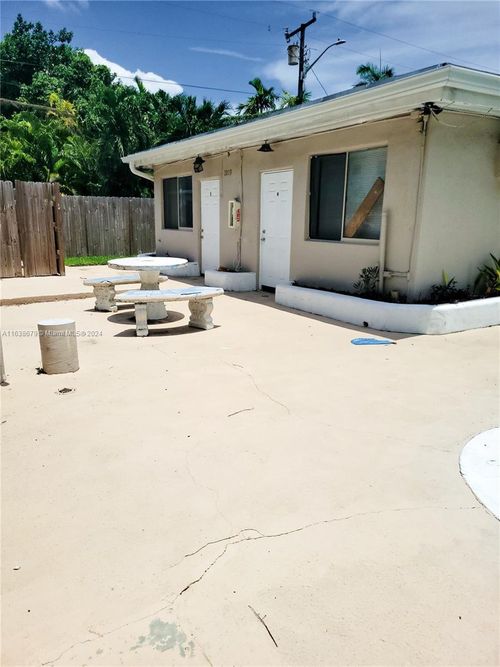 apt-2-2019 Fletcher St, Hollywood, FL, 33020-6376 | Card Image