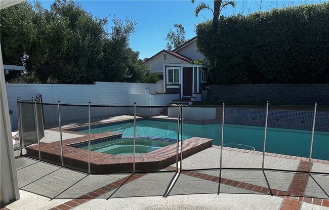 Fence for pool included | Image 29