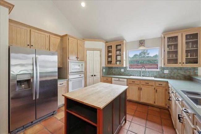 1010 Yaupon Trl, House other with 5 bedrooms, 3 bathrooms and 3 parking in Sour Lake TX | Image 11