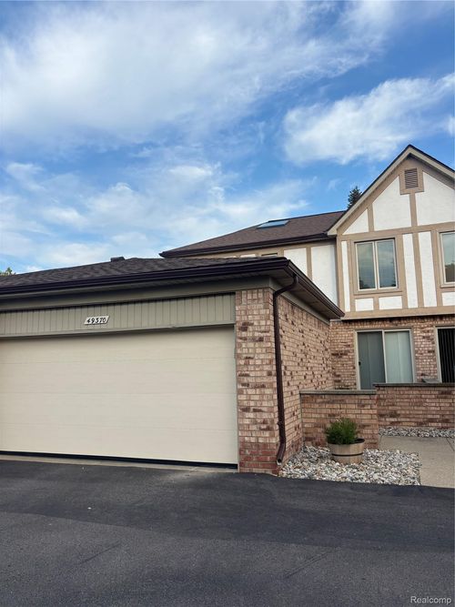 55-49370 Mayflower Ct, Shelby Township, MI, 48315-3960 | Card Image