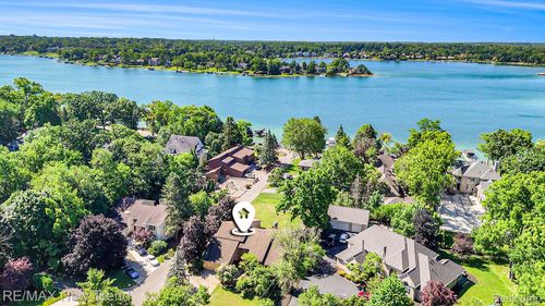 3234 Pine Lake Rd, West Bloomfield, MI, 48324-1951 | Card Image