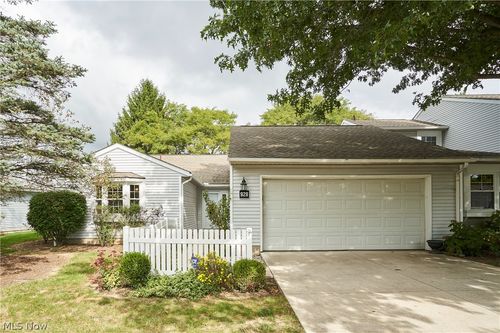 928 Sturbridge Dr, Akron, OH, 44313-8031 | Card Image