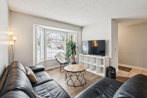 11 Bedford Manor Ne, Calgary, AB, T3K4B8 | Card Image