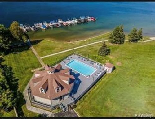 3414 Loon Lake Ct, Waterford Twp, MI, 48329-4278 | Card Image