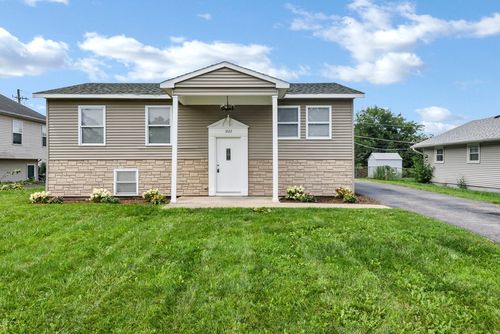 1022 Villa Vista Dr, Round Lake Beach, IL, 60073-2333 | Card Image