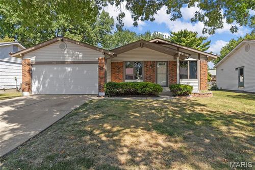 1915 Riverwood Trails Dr, Florissant, MO, 63031-7437 | Card Image