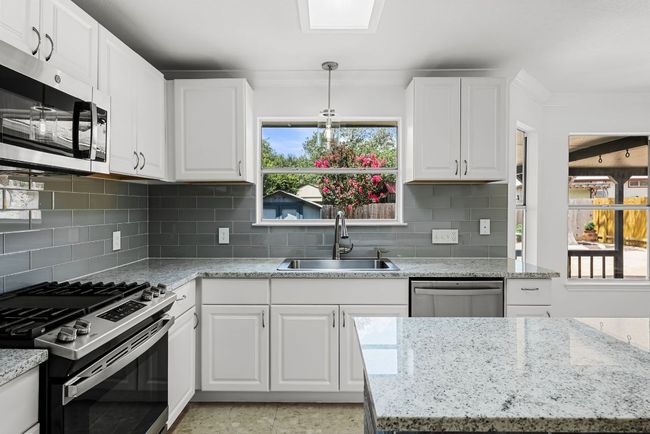 1213 Pathfinder Way, House other with 4 bedrooms, 3 bathrooms and 4 parking in Round Rock TX | Image 12