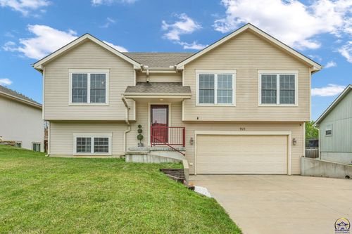 915 Sw Woodbridge Pl, Topeka, KS, 66606-2457 | Card Image
