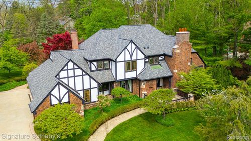 281 Chestnut Cir, Bloomfield Hills, MI, 48304-2105 | Card Image