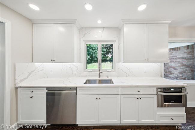 13-2200-Brenthaven-Dr-Bloomfield-Hills-MI-48304-WindowStill-26.jpg | Image 10