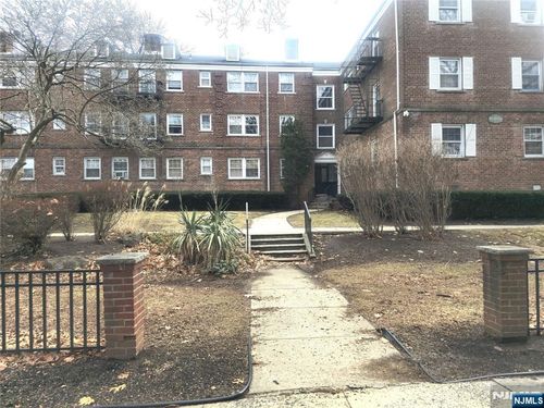 77 Forest Hill Pkwy, Newark, NJ, 07104-4703 | Card Image