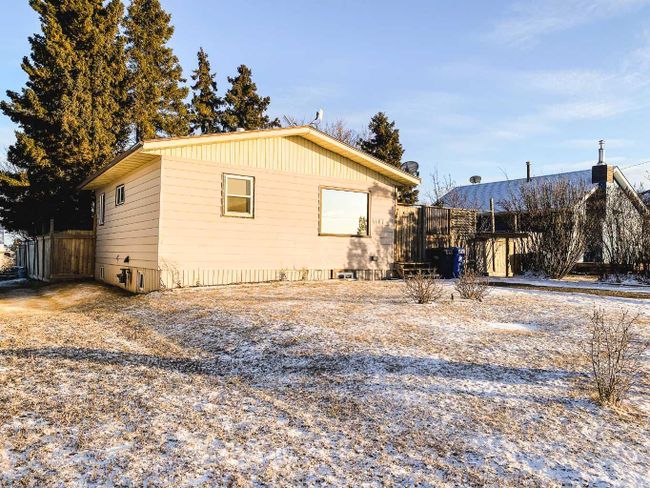 4407 47 Street, Home with 3 bedrooms, 1 bathrooms and 2 parking in Spirit River AB | Image 3