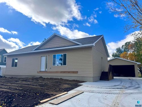 505 S Garfield St, Lennox, SD, 57039-2218 | Card Image