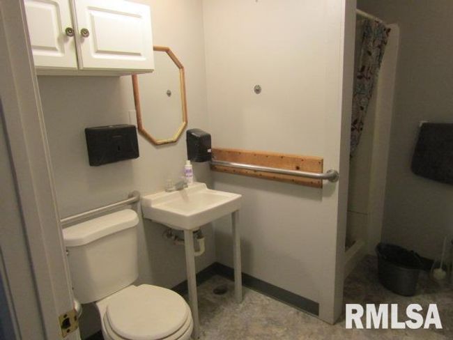 602 4 Th St, House other with 6 bedrooms, 2 bathrooms and null parking in Rosiclare IL | Image 21