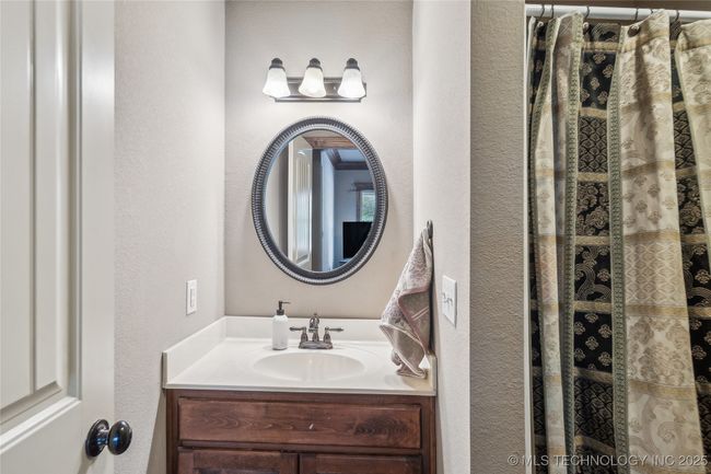 Full bath, 1st level | Image 17