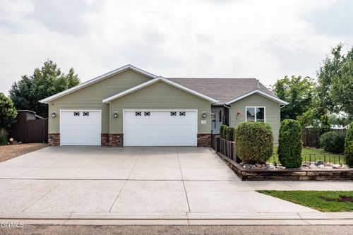 701 Lincoln Ct Se, Mandan, ND, 58554-2312 | Card Image