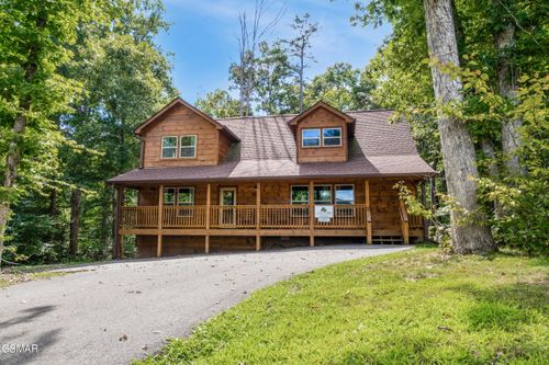 3250 Laurelwood Ave, Sevierville, TN, 37862-8351 | Card Image