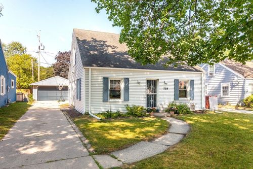 735 N 112th St, Wauwatosa, WI, 53226-3741 | Card Image