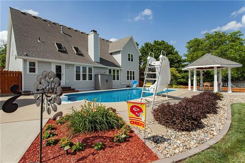 1124 Ne Waterfield Village Dr, Blue Springs, MO, 64014-1836 | Card Image