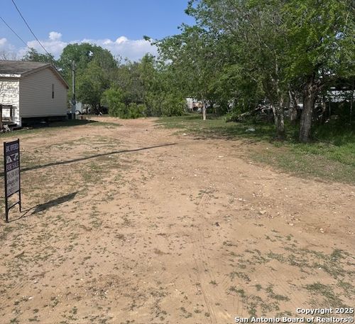 516 Bartlett, Natalia, TX, 78059-2268 | Card Image